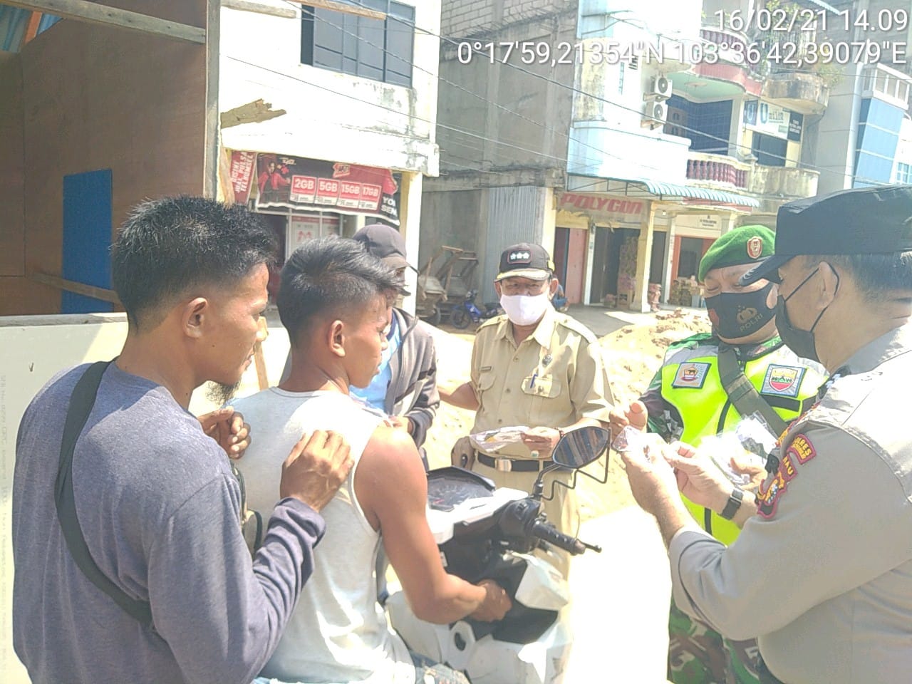 Babinsa Bersama Tim Bagikan Ratusan Masker di Tagaraja