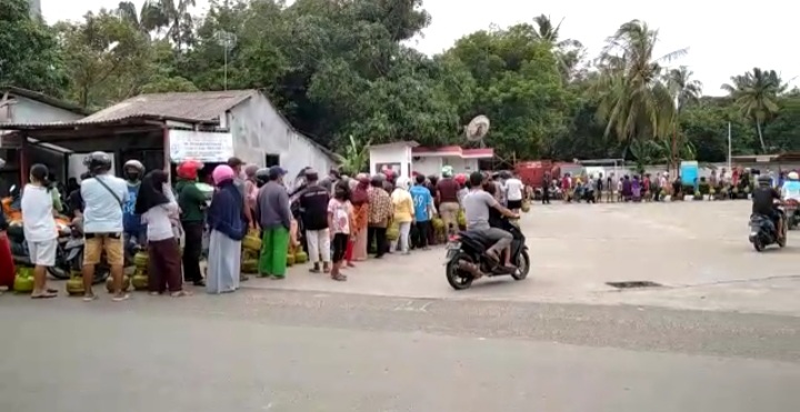 Meratap Tapi Tak Tiarap, Warga Tanjung Uban Rela Berhari-hari Mengantri Untuk Bahan Bakar LPG 3 Kg