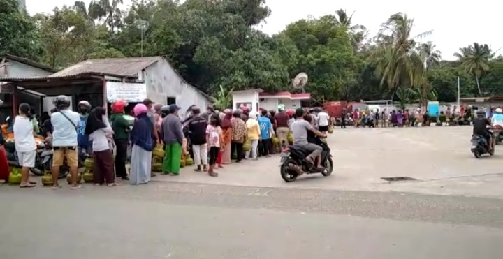 Meratap Tapi Tak Tiarap, Warga Tanjung Uban Rela Berhari-hari Mengantri Untuk Bahan Bakar LPG 3 Kg Meratap Tapi Tak Tiarap, Warga Tanjung Uban Rela Berhari-hari Mengantri Untuk Bahan Bakar LPG 3 Kg