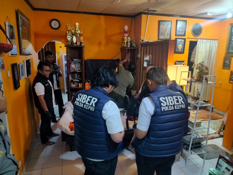 Ditreskrimsus Polda Kepri Lakukan Penggeledahan Dugaan Tindak Korupsi Revitalisasi Kolam Dermaga Utara Pelabuhan Batu Ampar