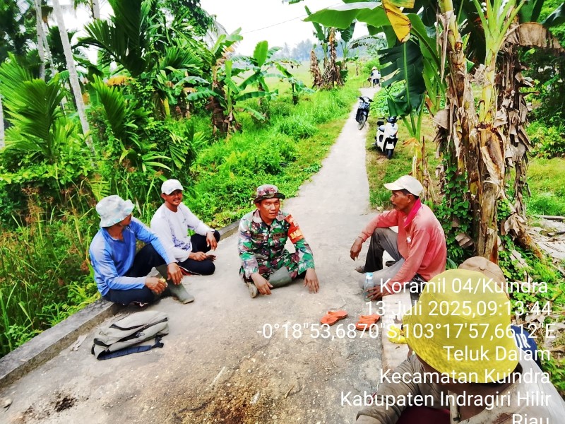 Hangatnya Canda dan Tawa di Sela-sela Kegiatan Goro dan Komsos Babinsa Koramil 04/Kuindra Bersama Warga