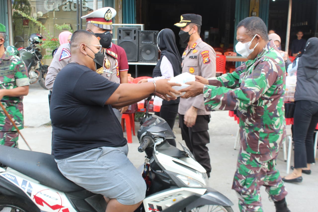 YVB, Kodim 0314/Inhil, Polres Inhil dan PMSTI Gelar Aksi Sosial di Hari ke-2 Ramadhan 1443 H