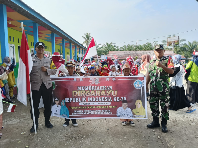 Pawai Karnaval Dalam Rangka Memeriahkan HUT RI ke 78, Koramil 03/Tempuling Terjunkan Babinsa Lakukan Pengamanan