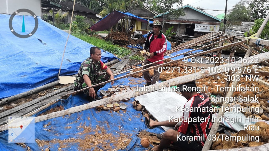 Babinsa Koramil 03/Tpl Sertu Maihasan Komsos dengan Petani Kopra