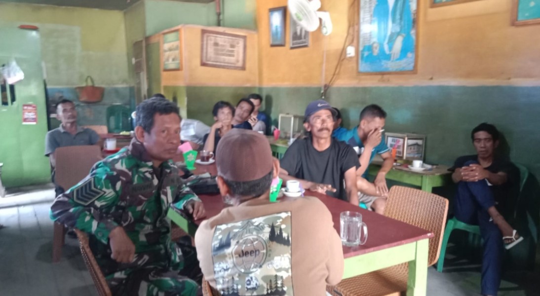 Demi Menjalin Hubungan Baik, Babinsa Koramil 05/Gas Serma Nawawi melaksanakan Komsos Bersama Masyarakat