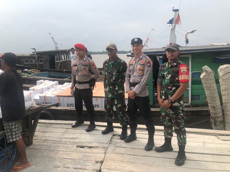Danpos Concong Pelda Sri Wahyono Dampingi Pendistribusian Logistik Pemilu 2024 di Pelabuhan Kodim 0314/Inhil
