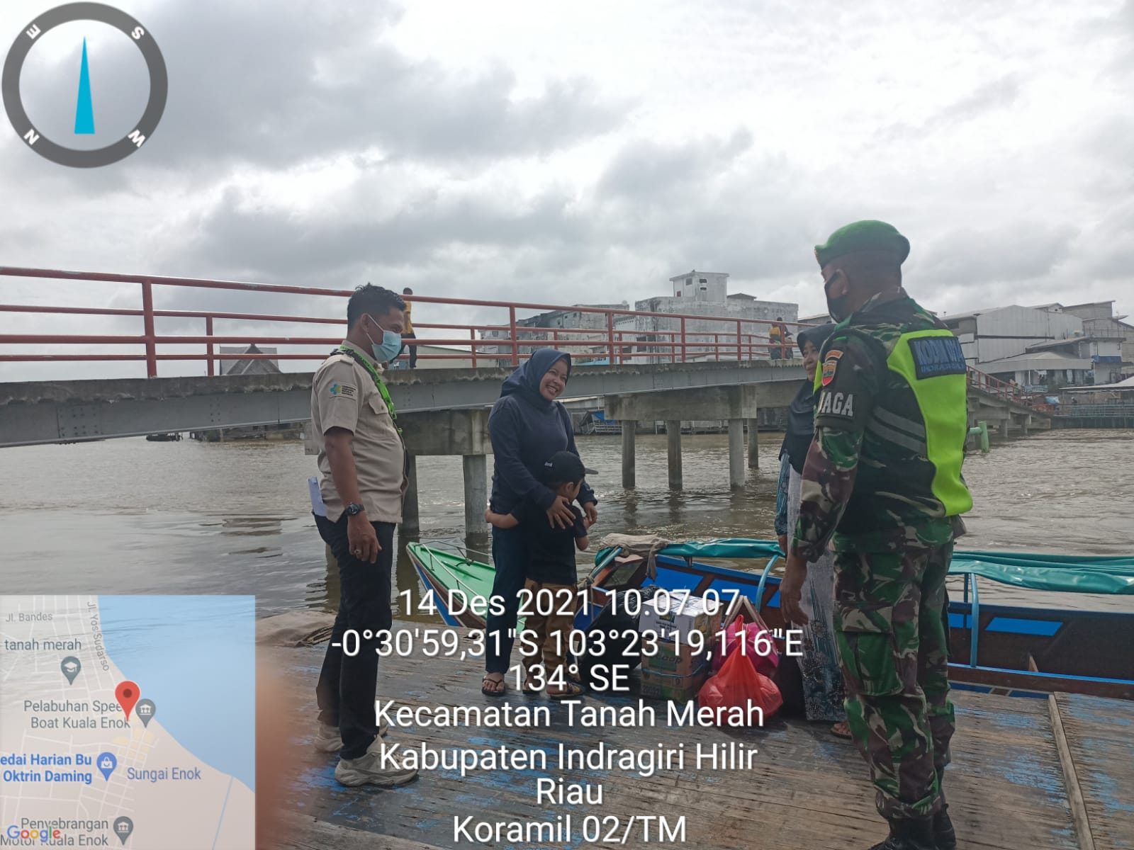 Babinsa dan Satgas Tegur Warga yang Tak Pakai Masker di Pelabuhan Tanah Merah