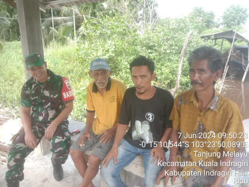 Jaga Kamtibmas, Babinsa Koramil 04/Kuindra Turun Untuk Laksanakan Komsos di Binaan