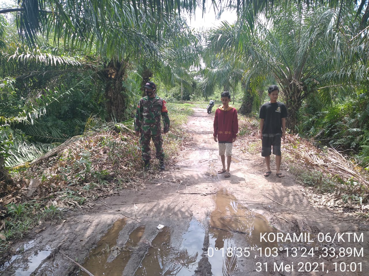 Babinsa Sumber Sari Jaya Lakukan Patroli Agresif Antisipasi Karhutla di Teluk Belengkong