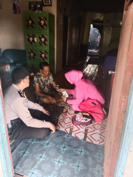 Pengecekan Kesehatan Sebagai Bentuk Kepedulian Bhabinkamtibmas Desa Sungai Simbar Aipda Zulham Efendi Kepada Lansia