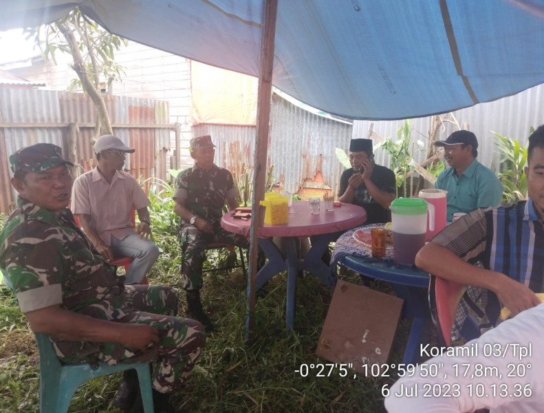 Danramil 03/Tpl Dan Babinsa Sambangi Tokoh Masyarakat Lakukan Komsos