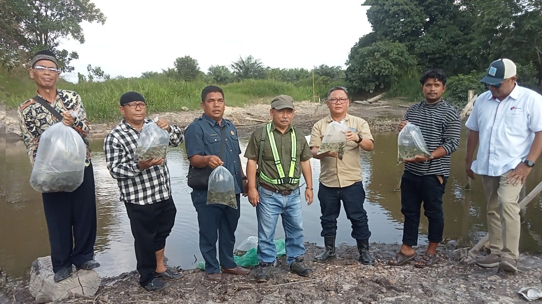 PT AIP Berikan Sembako Kepada 45 Nelayan Di Kampung Kuala Gasib