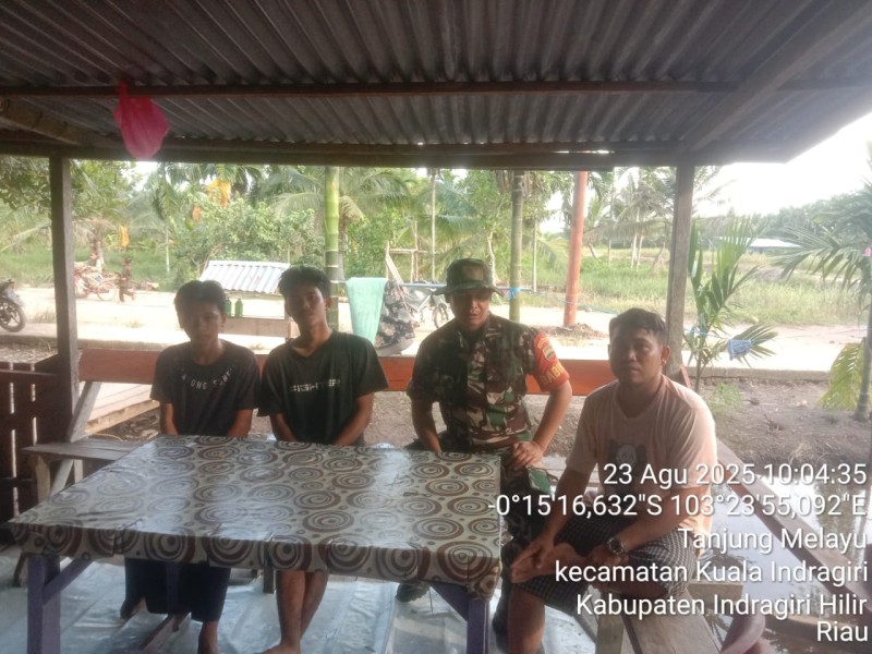 Babinsa Koramil 04/Kuindra Laksanakan Komsos dengan Masyarakat Untuk Meningkatkan Kepedulian Warga Terhadap Lingkungan