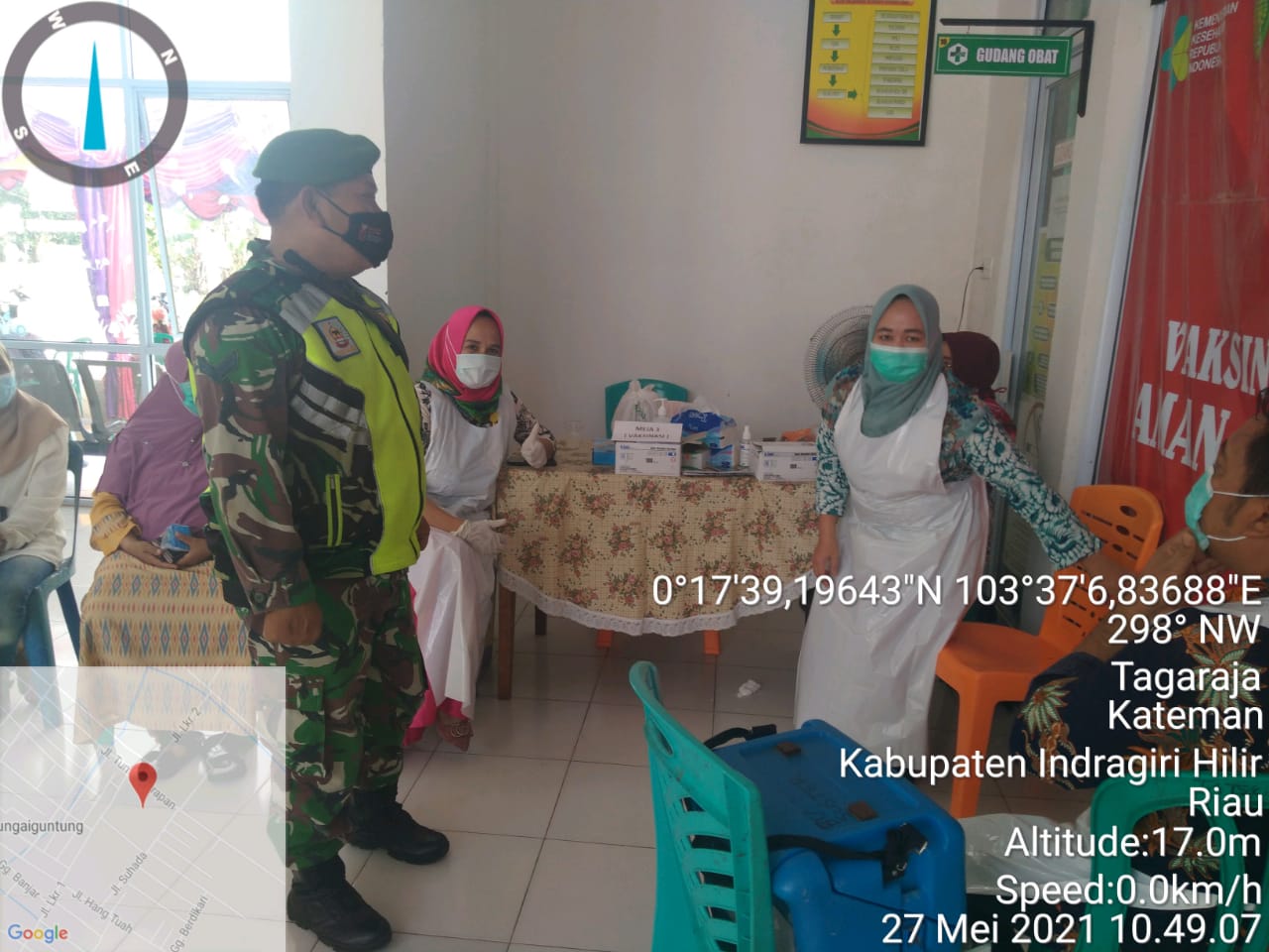 TNI dari Koramil 06/Kateman Dampingi Vaksinasi kepada Paramedik dan Lansia