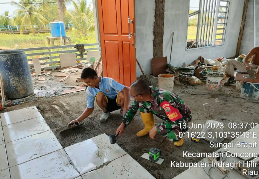 Babinsa Koramil 04/Kdr Bantu Warga Pemasangan Keramik Mesjid