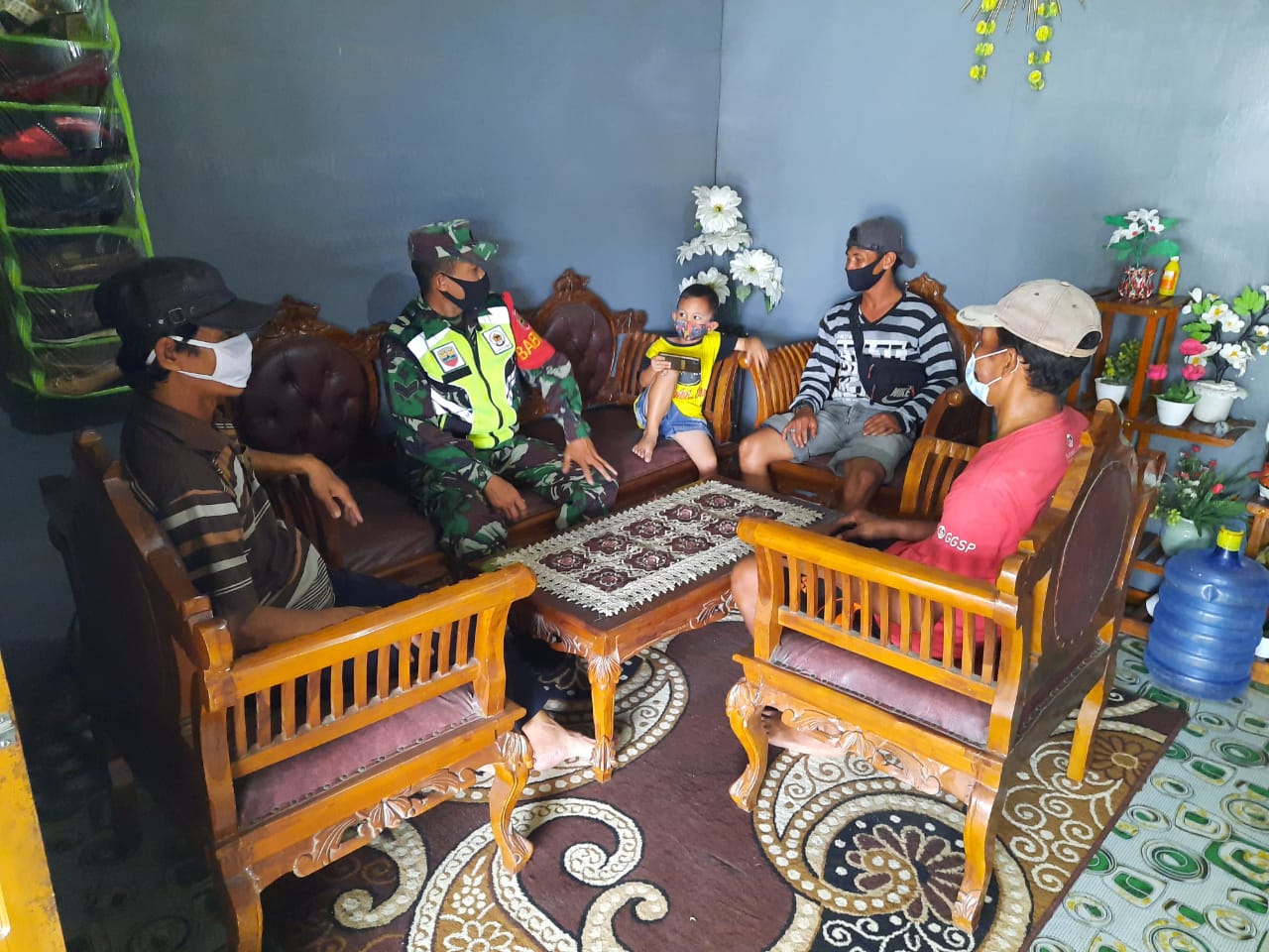 Babinsa Koramil 03/Tempuling Lakukan Patroli Wilayah dan Himbauan Protkes