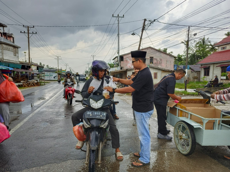 Semarak Ramadhan 1445 H, JMSI Inhil Bagi-bagi Takjil Kepada Warga