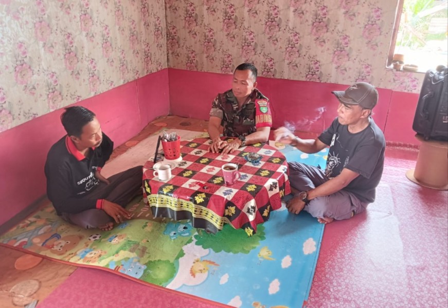 Babinsa Koramil 07/Reteh Tingkatkan Silaturahmi melalui Pengawasan SDM