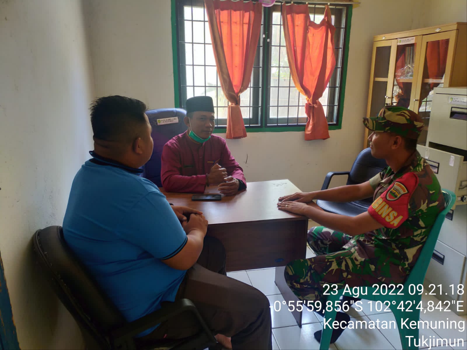 Babinsa Koramil 09/Kemuning Rutin Lakukan Komsos Guna Jalin Hubungan Baik Bersama Warga