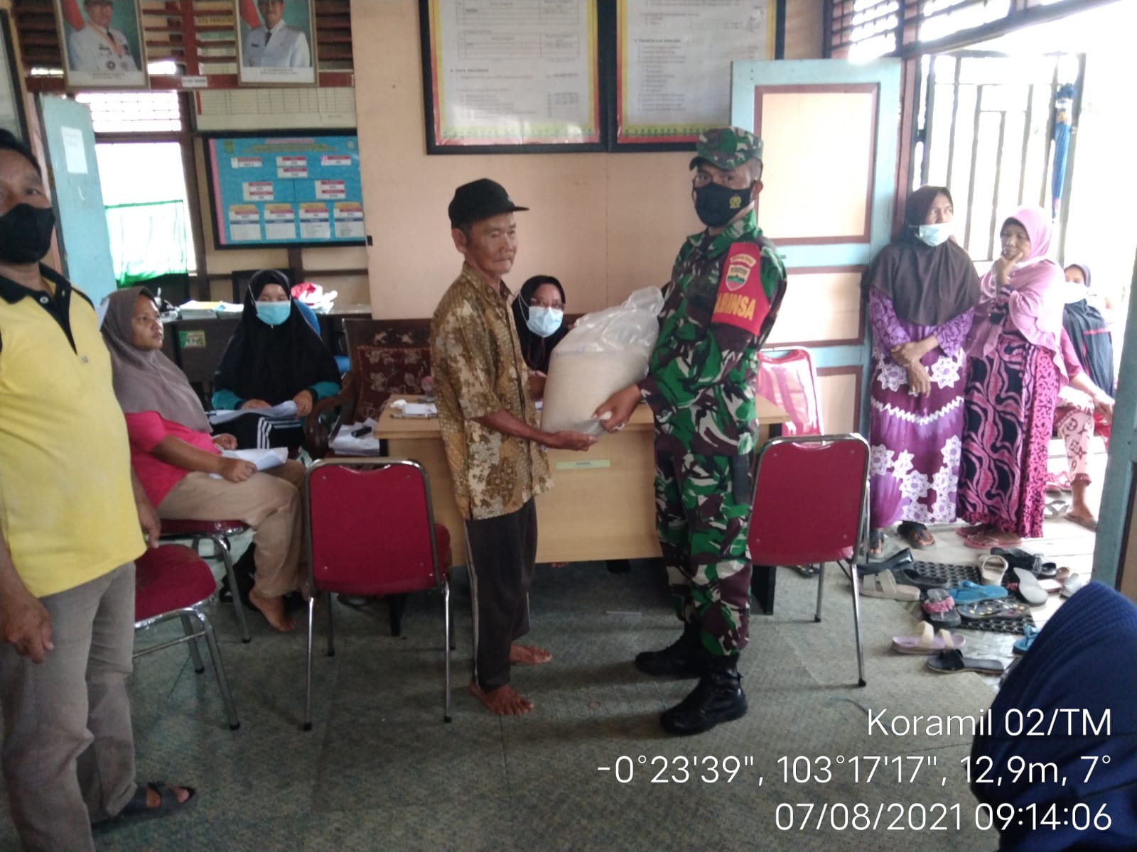 Babinsa 02/Tanah Merah Dampingi  Penyaluran BST dan PKH di Desa Tekulai Hilir