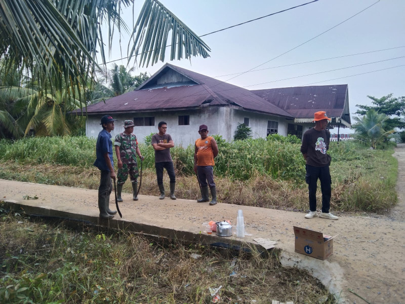 Jum'at Bersih, Babinsa Koramil 04/Kuindra Ciptakan Kemanunggalan TNI Dengan Rakyat Melalui Gotong-royong