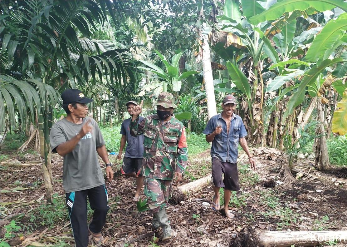 Babinsa 03/Tempuling Tetap Lakukan Patroli Karlahut Bersama Warga di Desa Binaannya
