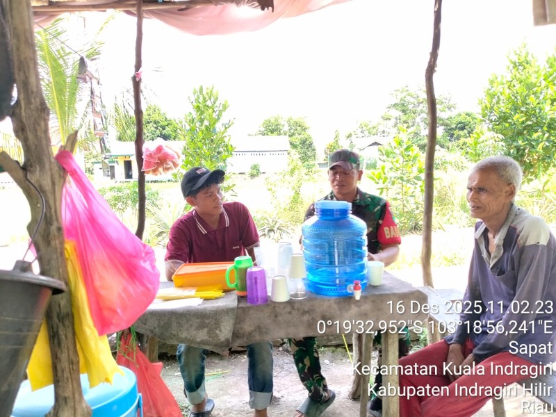 Dengan Komsos, Babinsa Koramil 04/Kdr Wujudkan Kepedulian Kepada Masyarakat