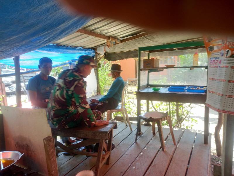 Babinsa Koramil 05/Gas Praka Joli Hitasoit Gencar Laksanakan Komsos