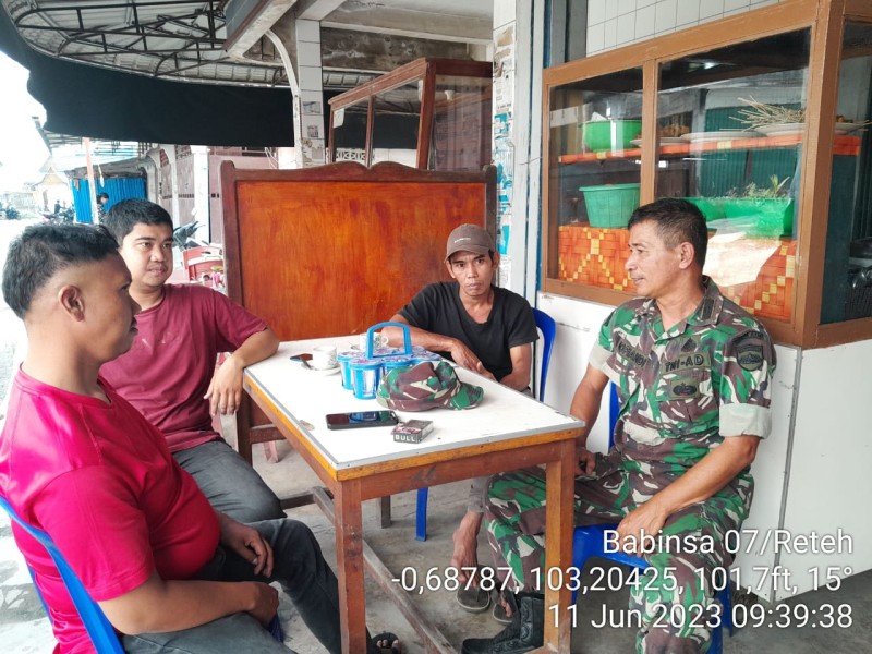 Koramil 07/Reteh Saling Berikan Informasi dan Tetap Jaga Keamanan