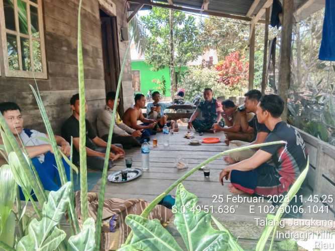 Ciptakan Suasana Yang Kondusif Melalui Komsos Babinsa Koramil 09/Kemuning