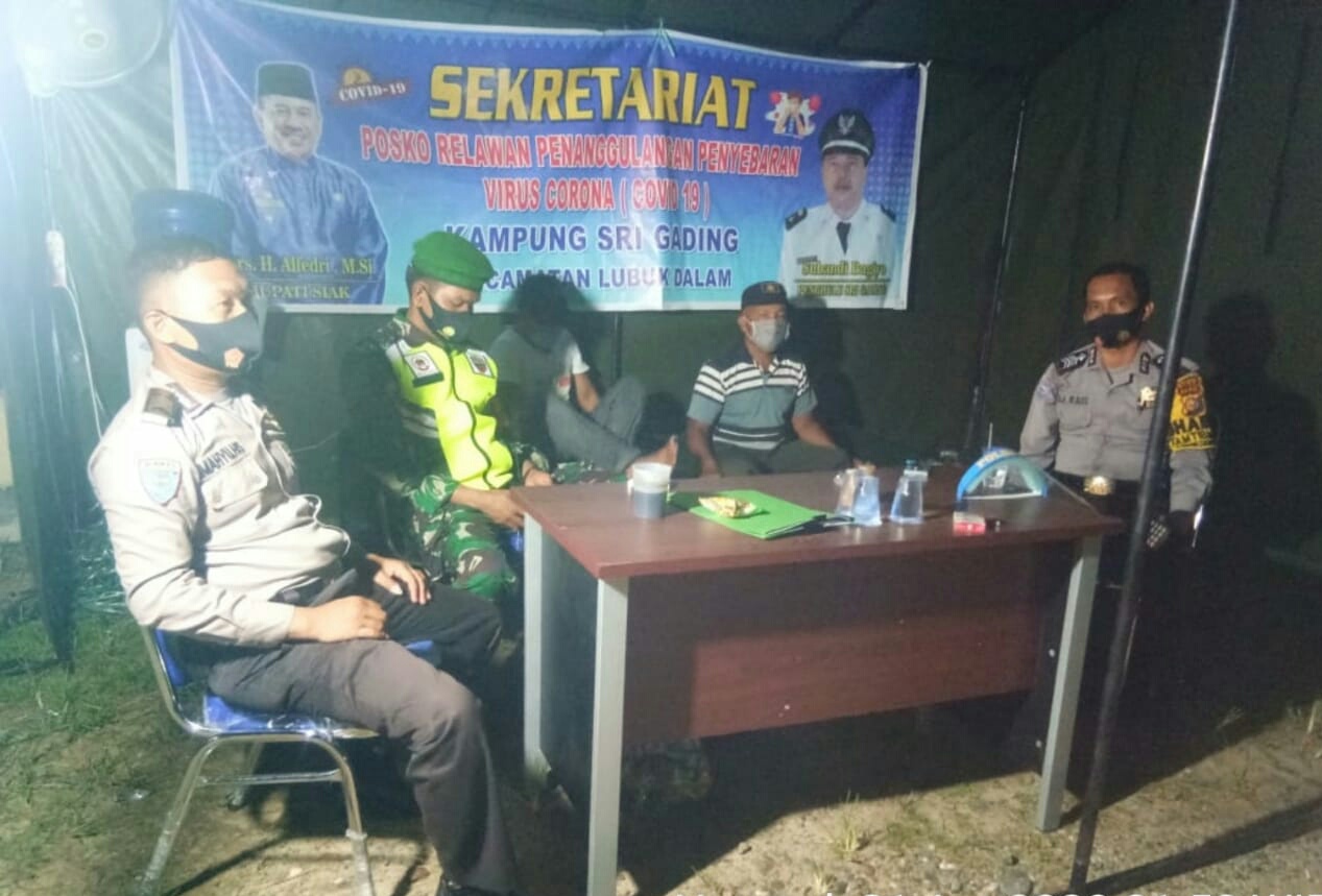 TNI-Polri dan Warga Laksanakan Pengawasan di lokasi rumah Pasien Covid 19
