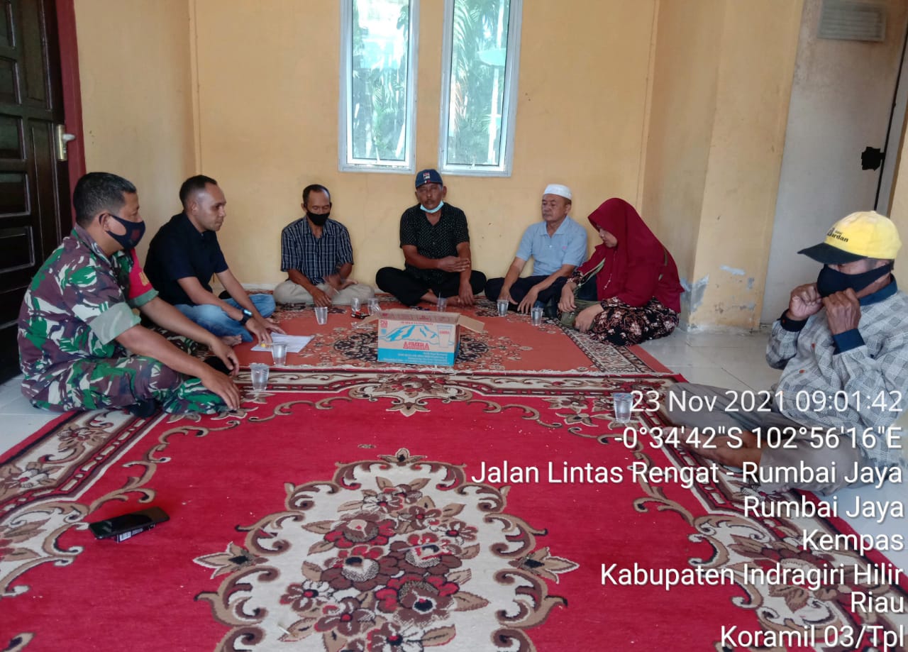 Babinsa 03/Tempuling Aktif Komsos Bersama Tomas Jadikan Ajang Sosialisasi Prokes