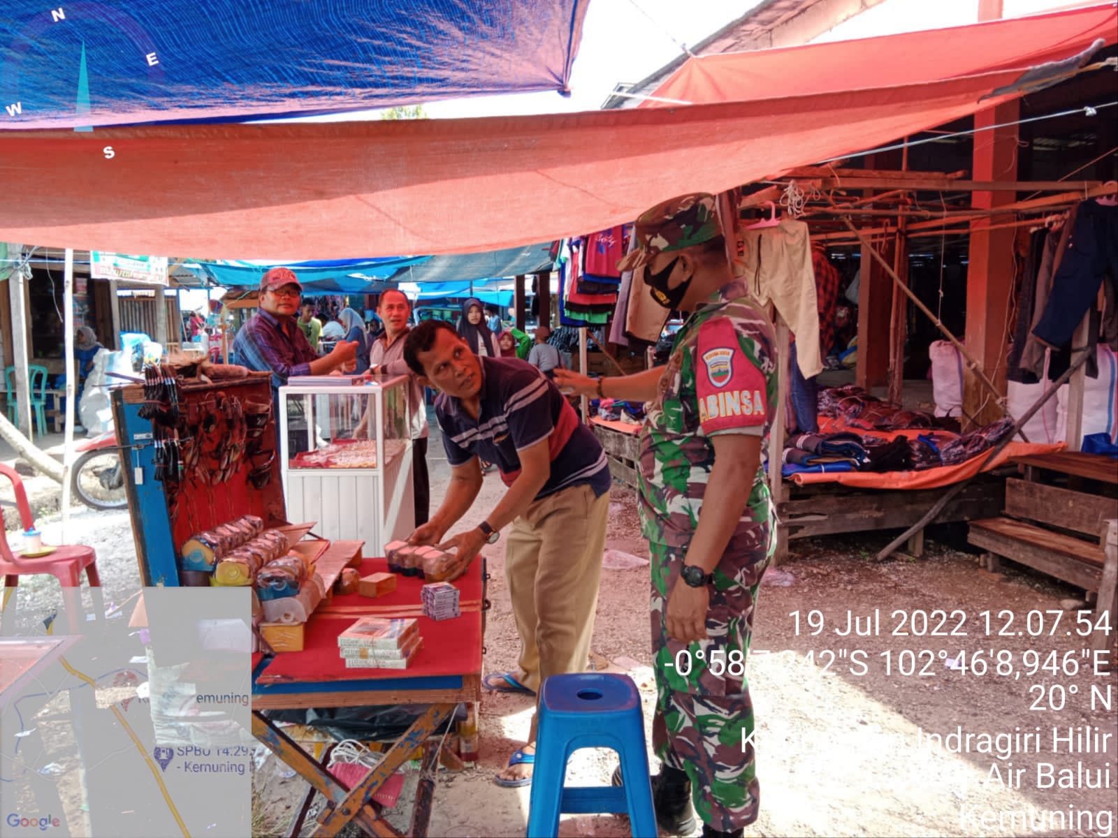 Personel Koramil 09/Kemuning Aktif Lakukan Sosialisasi dan Prokes di Pasar Desa Air Balui