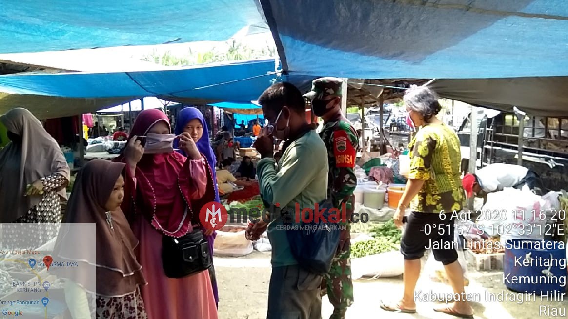 Babinsa Koramil 09/Kemuning Tegakkan Prokes di Pasar Keritang Hulu