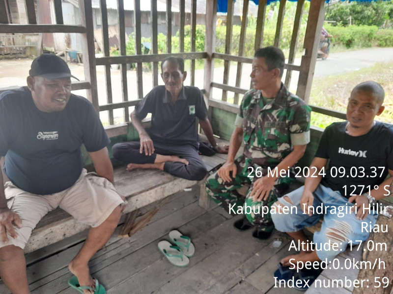 Babinsa Pelda Nofiandi Saling Bersilaturahmi dan Jaga Kebersamaan Antar Sesama Melalui Komsos