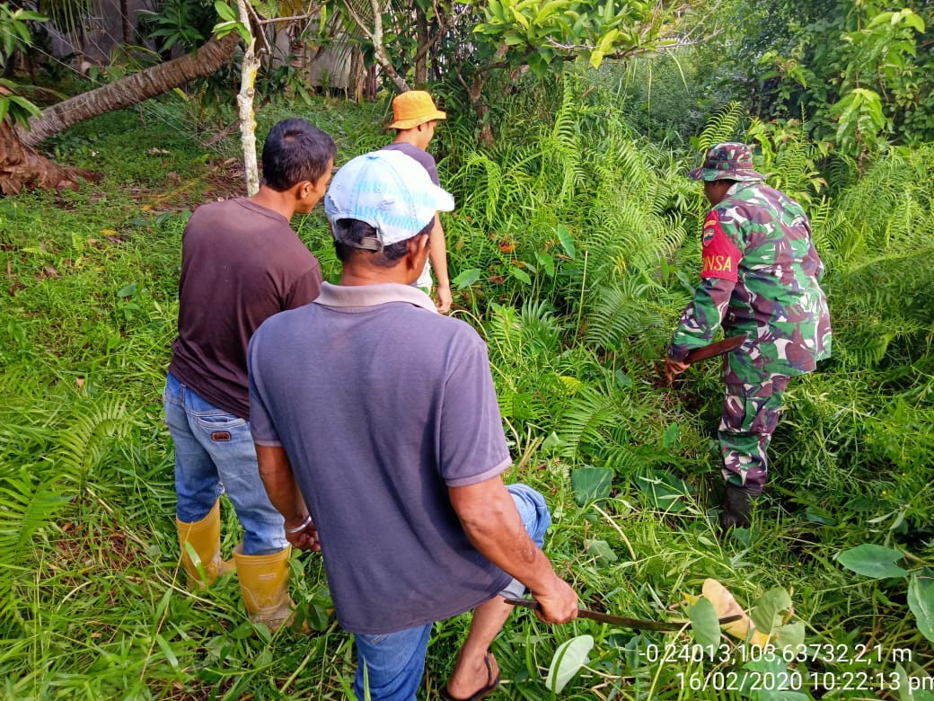 Babinsa Desa Panglima Raja Gotong Royong Bersihkan Lingkungan
