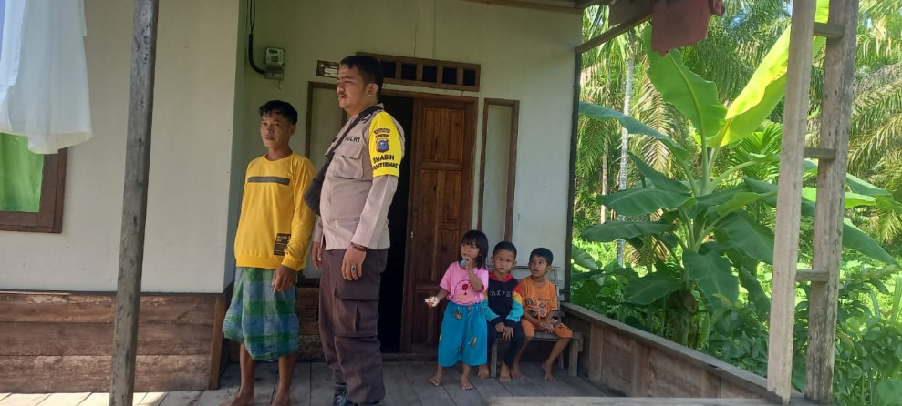 Dengan Sambang, Bhabinkamtibmas Desa Gembira Brigadir Sebi Kurniawan Ajak Warga Wujudkan Kamtibmas Kondusif