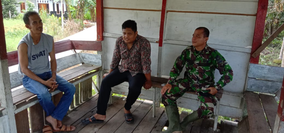 Babinsa Sertu M. Hasan Bincang Santai Dengan Warga Guna Jaga Kebersamaan