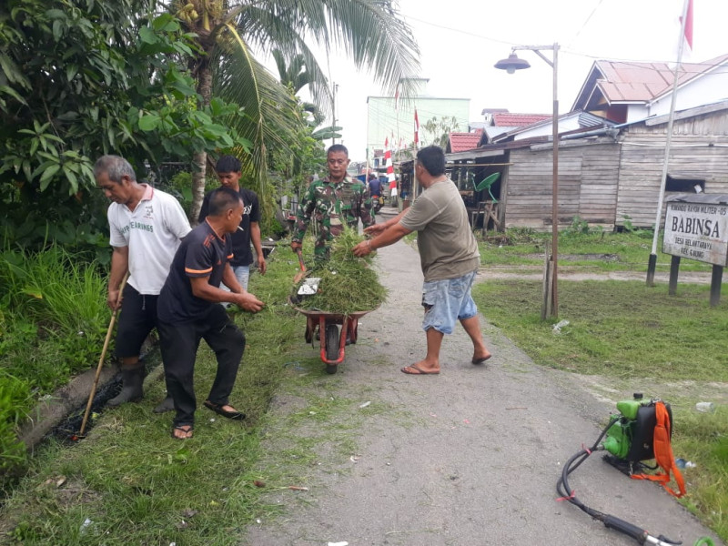 Peduli Kesehatan Babinsa 05/Gas Bersama Warga Gotong Royong Bersihkan Pasar