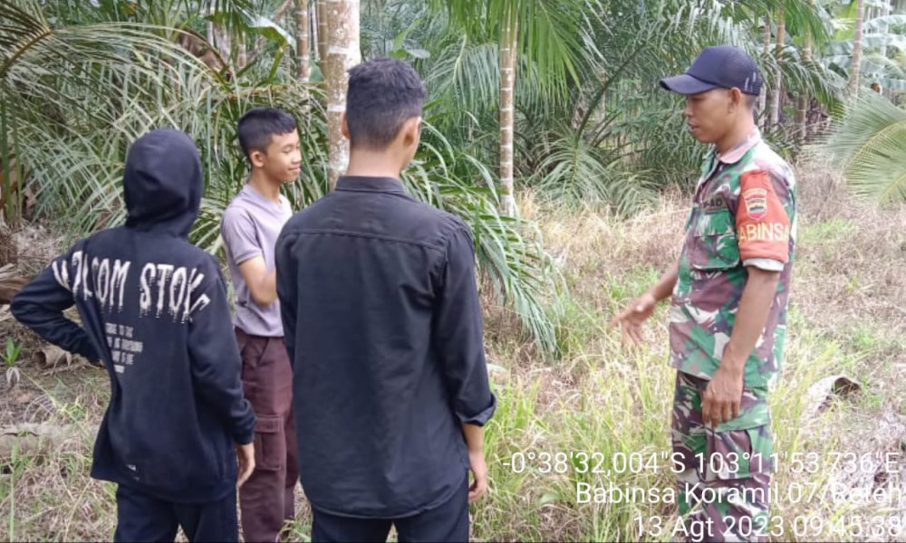 Bersihkan Lahan dan Hutan Bersama Babinsa Koramil 07/Reteh Demi Kenyamanan Lingkungan