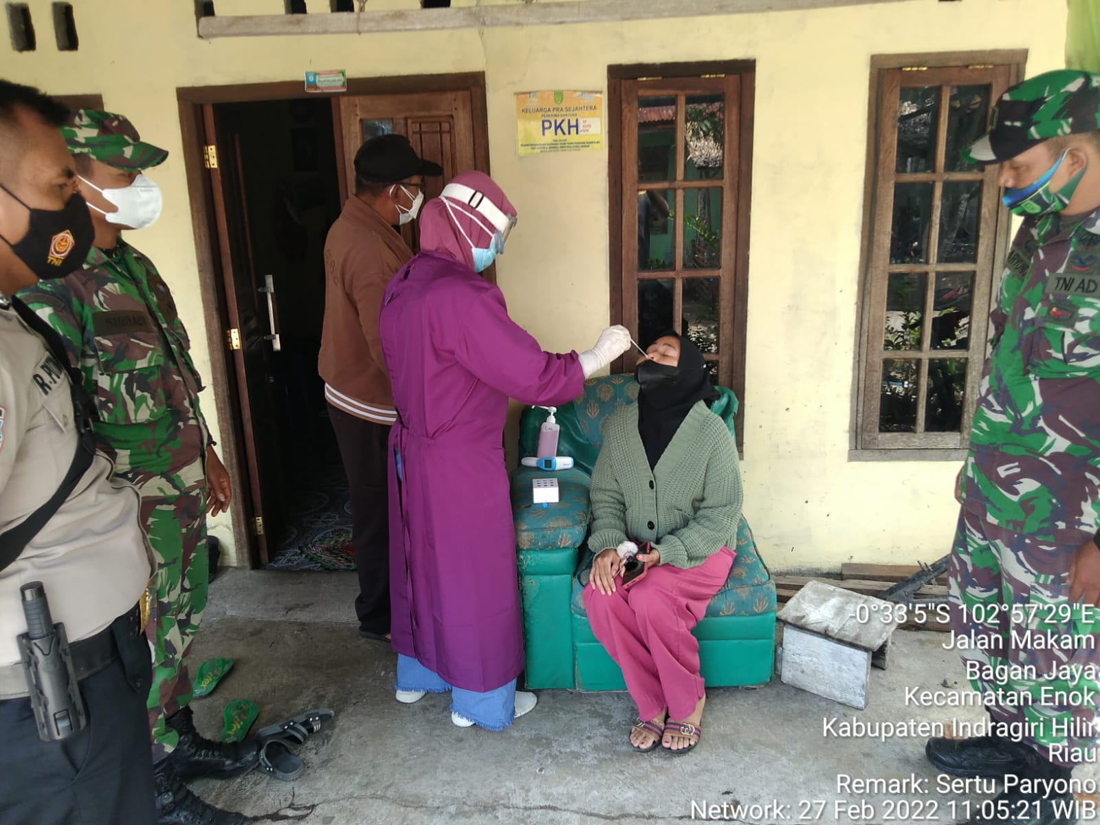 Babinsa 03/Tempuling Dampingi Nakes Lakukan Contact Tracing Covid-19 pada Warga