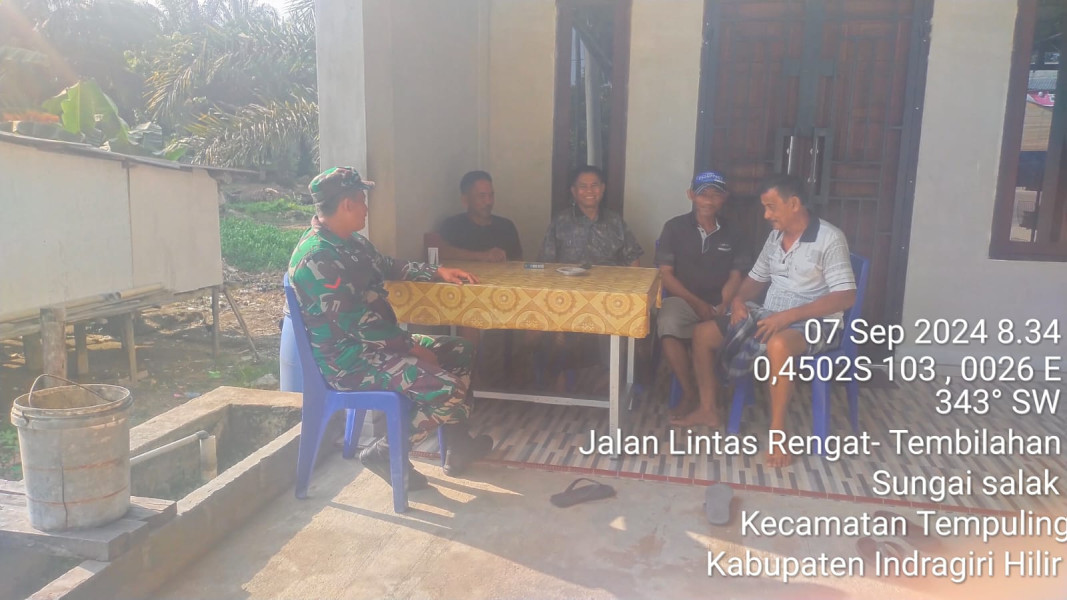 Saat Komsos Dengan Warga, Babinsa Koramil 03/Tpl Kopda Jalaludin Sosialisasikan Pilkada Damai