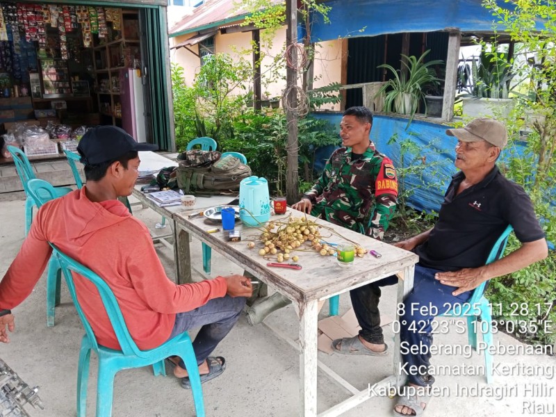 Babinsa Koramil 09/Kemuning Rutin Melaksanakan Komsos dengan Warga