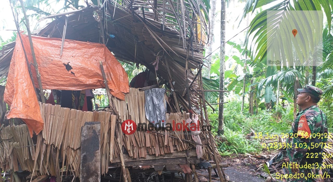 Dekat dengan Masyarakat, Koramil 06/Kateman dan Warga Desa Tanjung Raja 'Sulap' Rumah Janda 62 Tahun Dekat dengan Masyarakat, Koramil 06/Kateman dan Warga Desa Tanjung Raja 'Sulap' Rumah Janda 62 Tahun