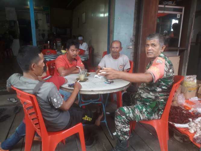 Babinsa Koramil 04/Kuindra Himbau Warga Untuk Saling Menjaga Keamanan di Desa