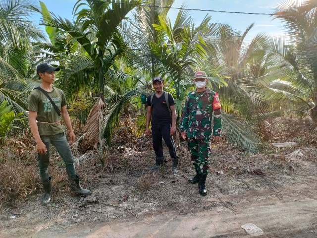 Ingin Terhindar dari Bahaya Karhutla, Babinsa 04/Kuindra Melakukan Patroli dan Sosialisasi