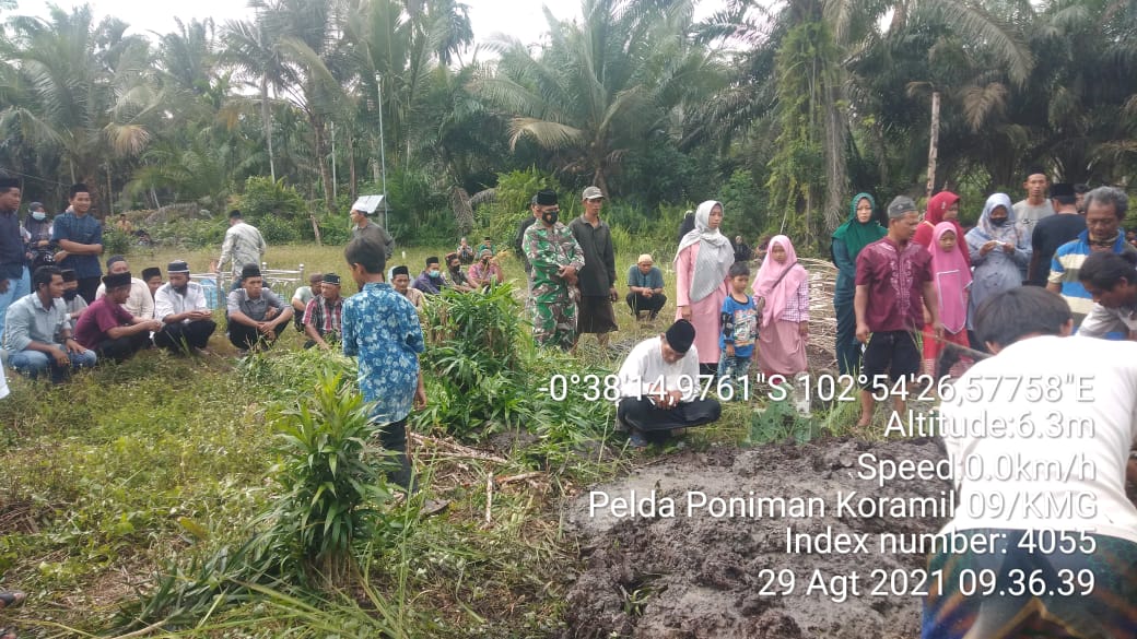 Bentuk Kepedulian, Babinsa Antarkan Jenazah Tokoh Masyarakat ke Tempat Peristirahatan Terakhir