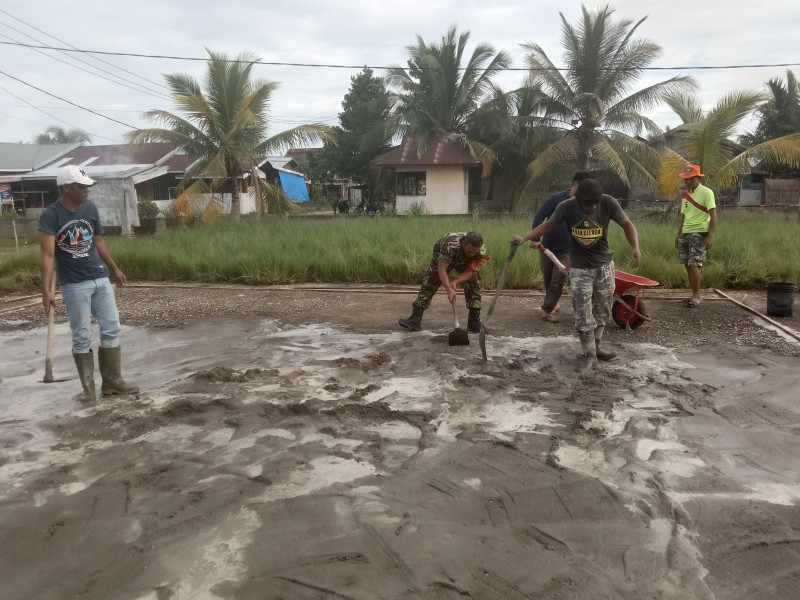 Pupuk Jiwa Kebersamaan, Babinsa Koramil 04/Kuindra Saling Bergotongroyong dan Ciptakan Lingkungan Yang Nyaman