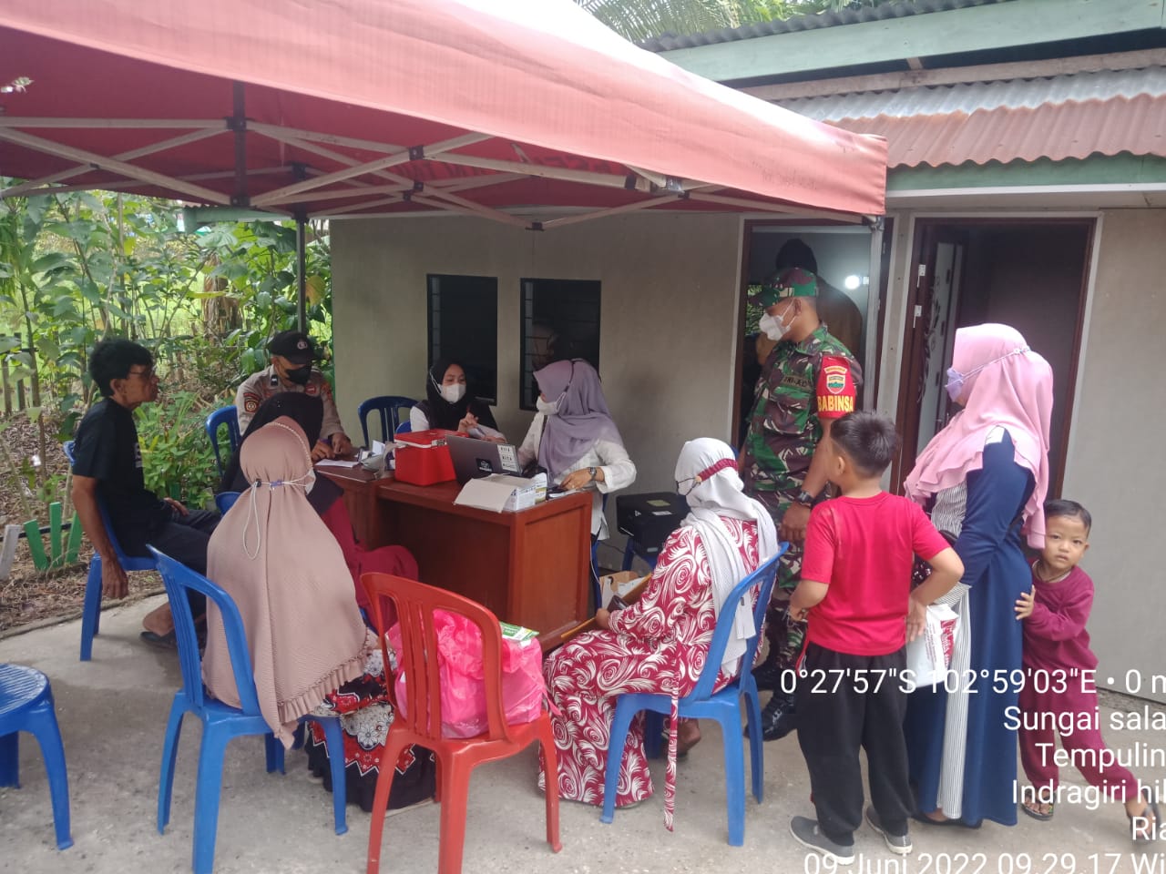 Tak Bosan-bosanya, Babinsa Koramil 03/Tempuling Terus Dampingi Vaksinasi