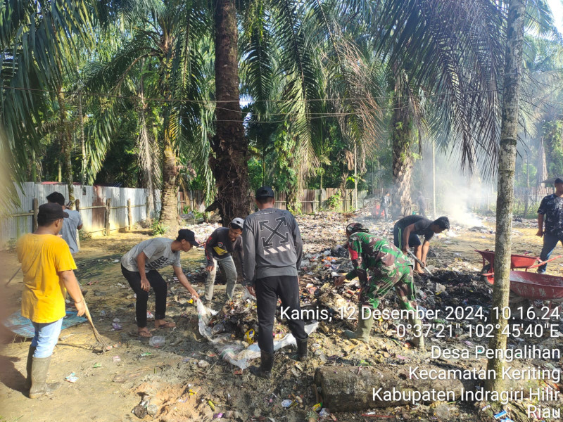 Babinsa Koramil 09/Kemuning Laksanakan Gotong-Royong di Pondok Pesantren Al Askiya